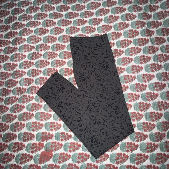 Prana Chakara Dark Iron Leopard Capri Legging M - Picture 4 of 5